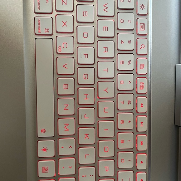 NEW Silver Tablet/iPad Case With Wireless Bluetooth Keyboard - Picture 4 of 8